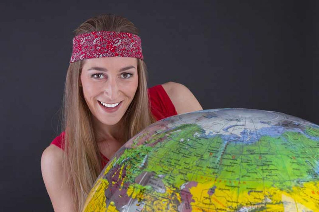 Auslandssemester – Frau mit Globus